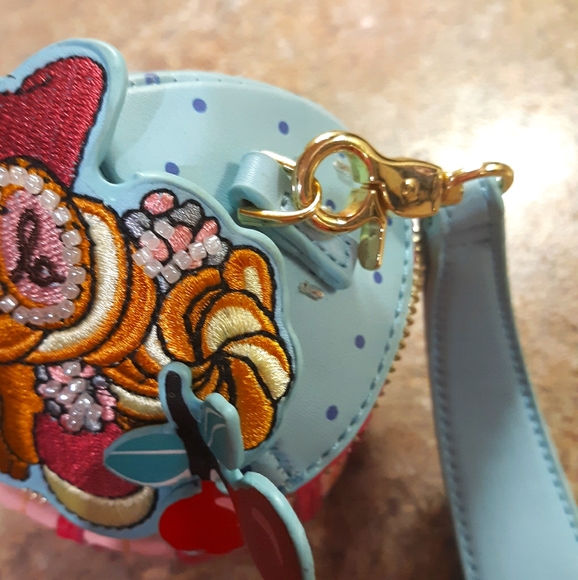 New Cupcake Wristlet Bag - Picture 5 of 11